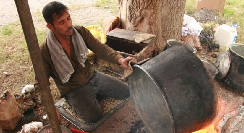 Babasından öğrendiği kalaycılık mesleğini köy köy gezerek yaşatıyor