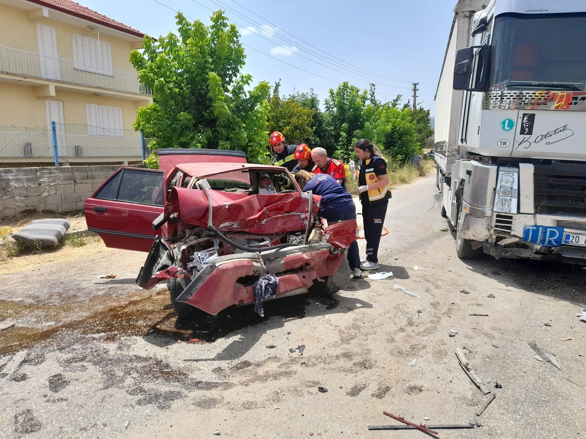 Tır ile otomobil kafa kafaya çarpıştı: 2 yaralı